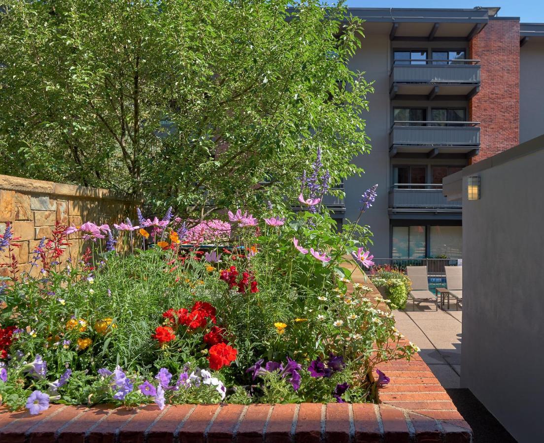 Aspen Square Condominium Hotel Buitenkant foto