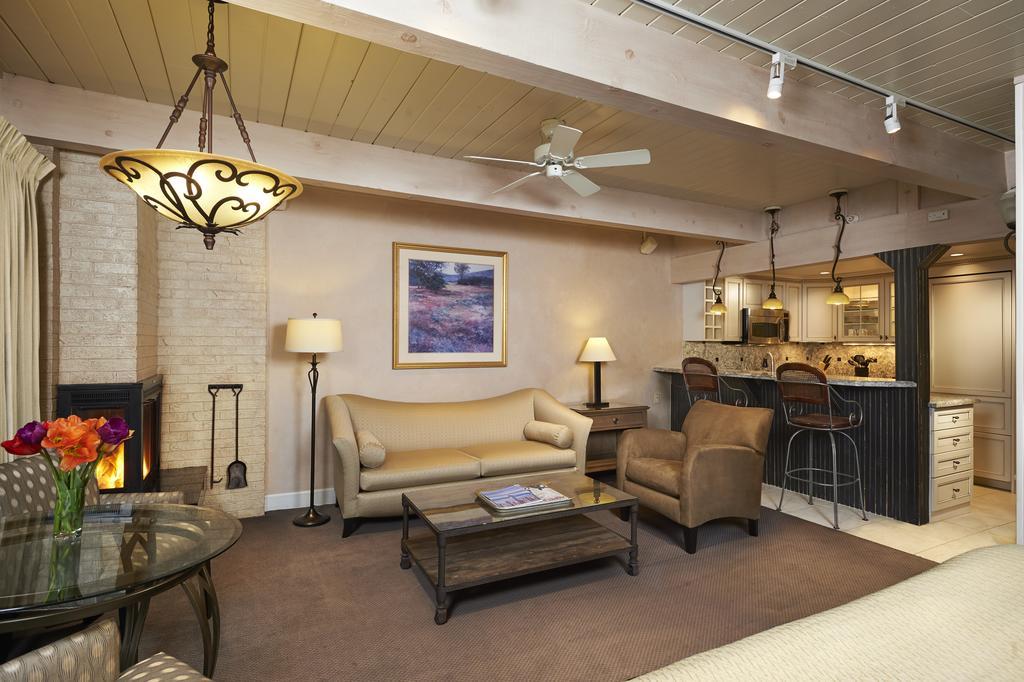 Aspen Square Condominium Hotel Buitenkant foto