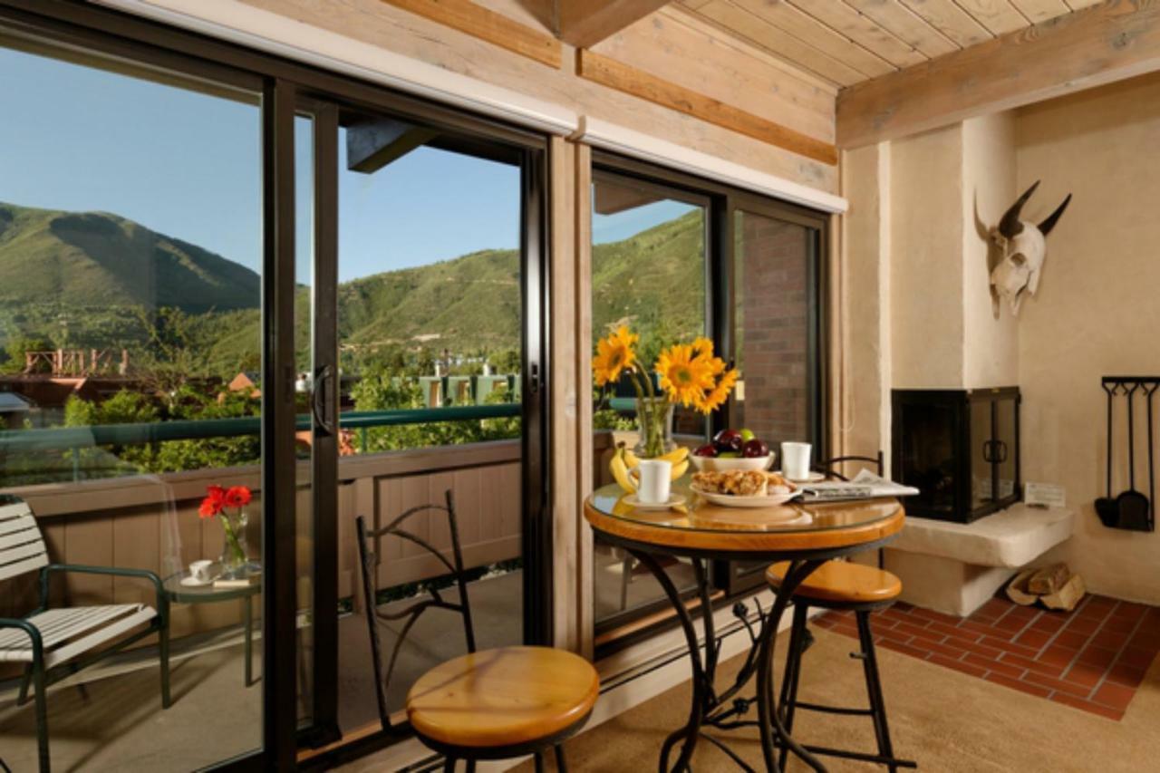 Aspen Square Condominium Hotel Buitenkant foto