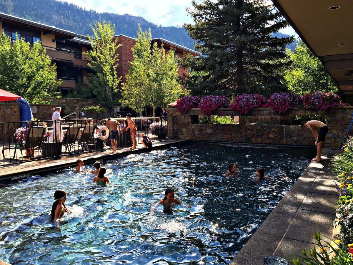 Aspen Square Condominium Hotel Buitenkant foto